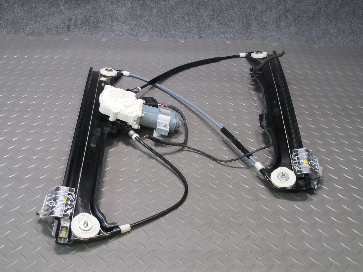 2006-2010 BMW E60 E61 M5 530i Front Left Door Window Regulator w Motor 7075667