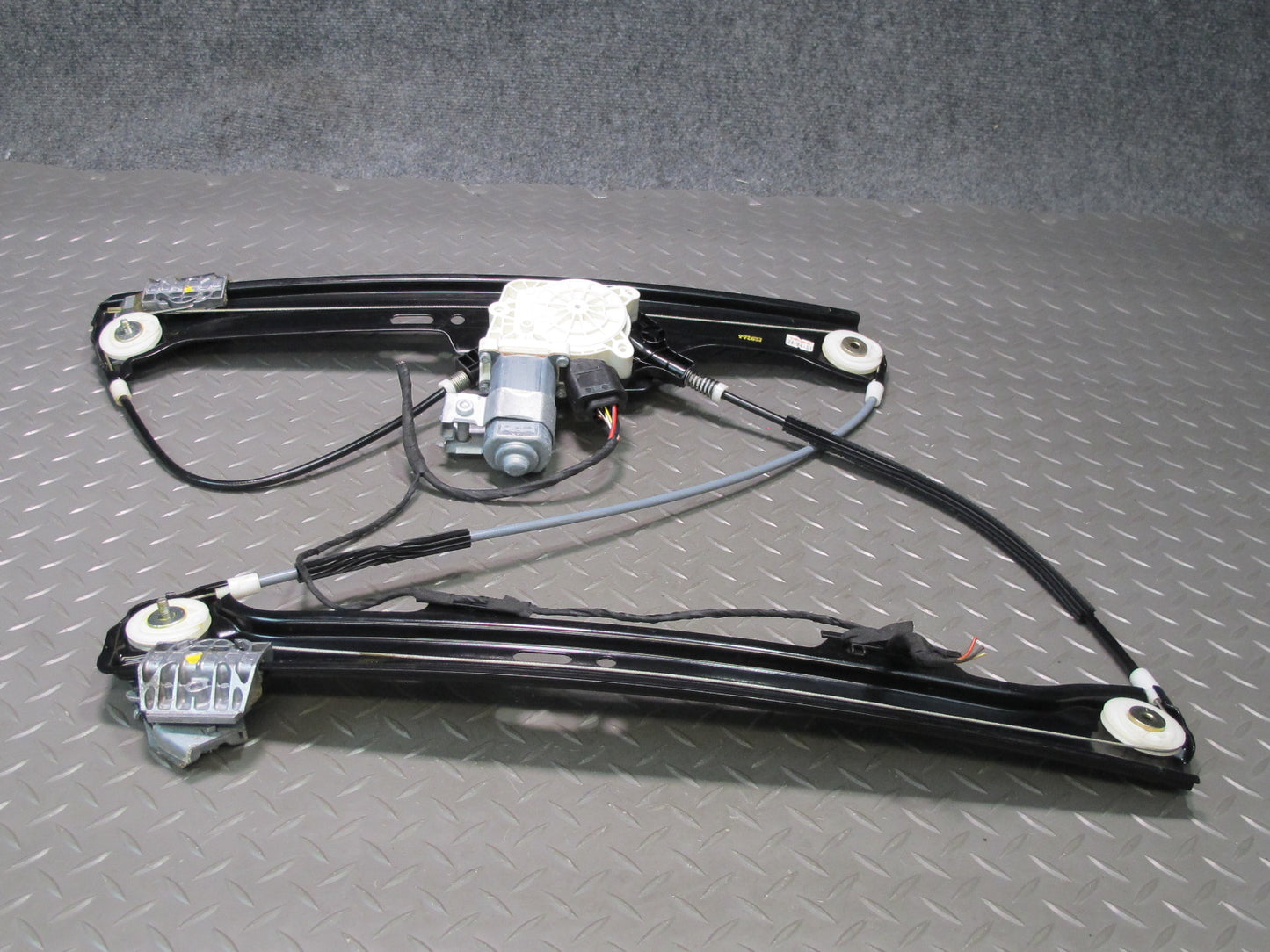 2006-2010 BMW E60 E61 M5 530i Front Left Door Window Regulator w Motor 7075667