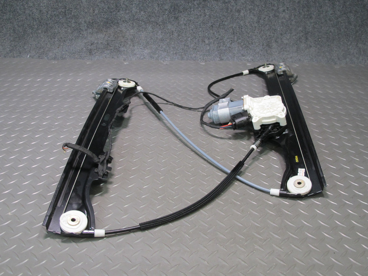 2006-2010 BMW E60 E61 M5 530i Front Left Door Window Regulator w Motor 7075667