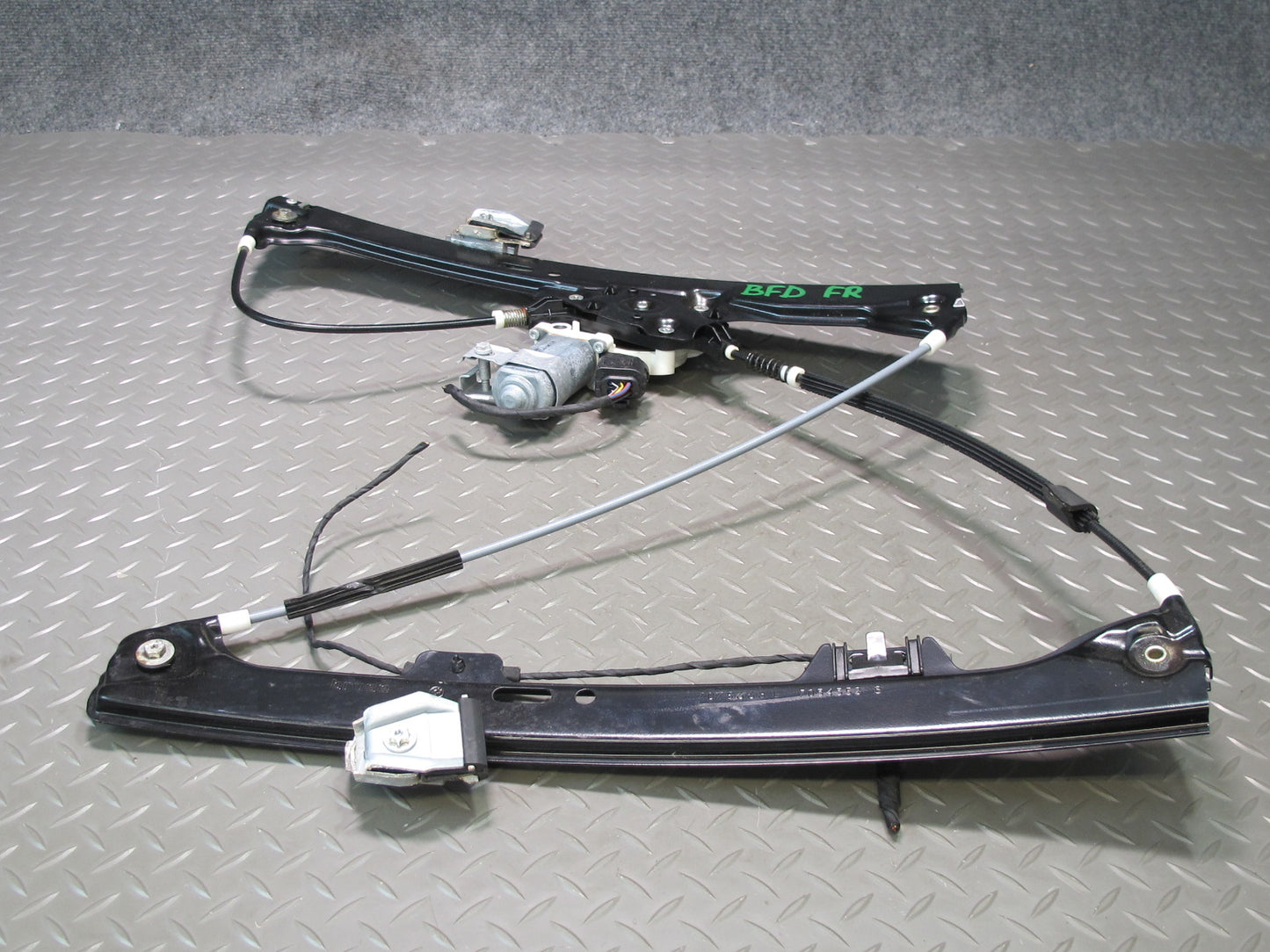 2006-2010 BMW E60 E61 M5 530i Front Right Door Window Regulator w Motor 7075668