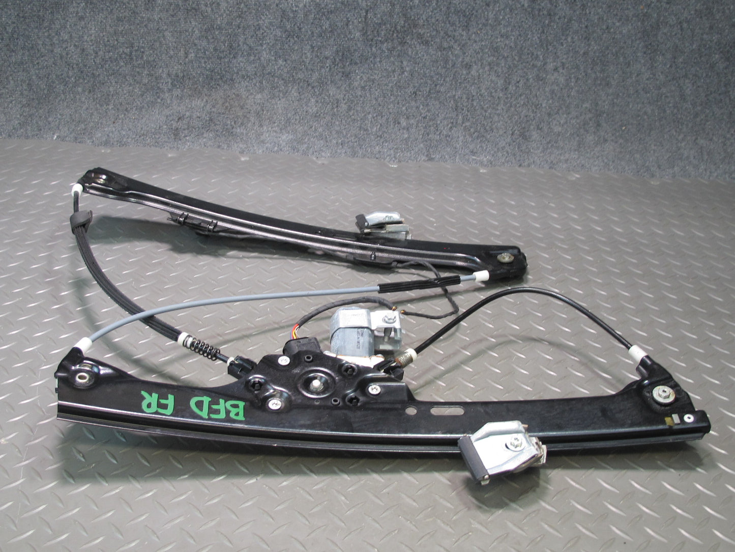 2006-2010 BMW E60 E61 M5 530i Front Right Door Window Regulator w Motor 7075668