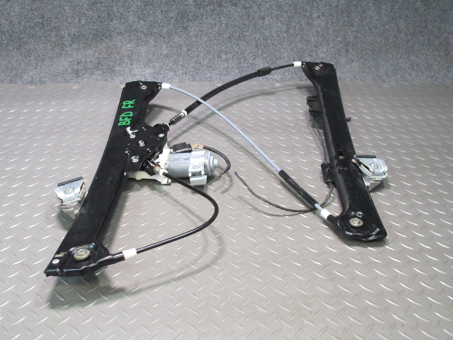 2006-2010 BMW E60 E61 M5 530i Front Right Door Window Regulator w Motor 7075668