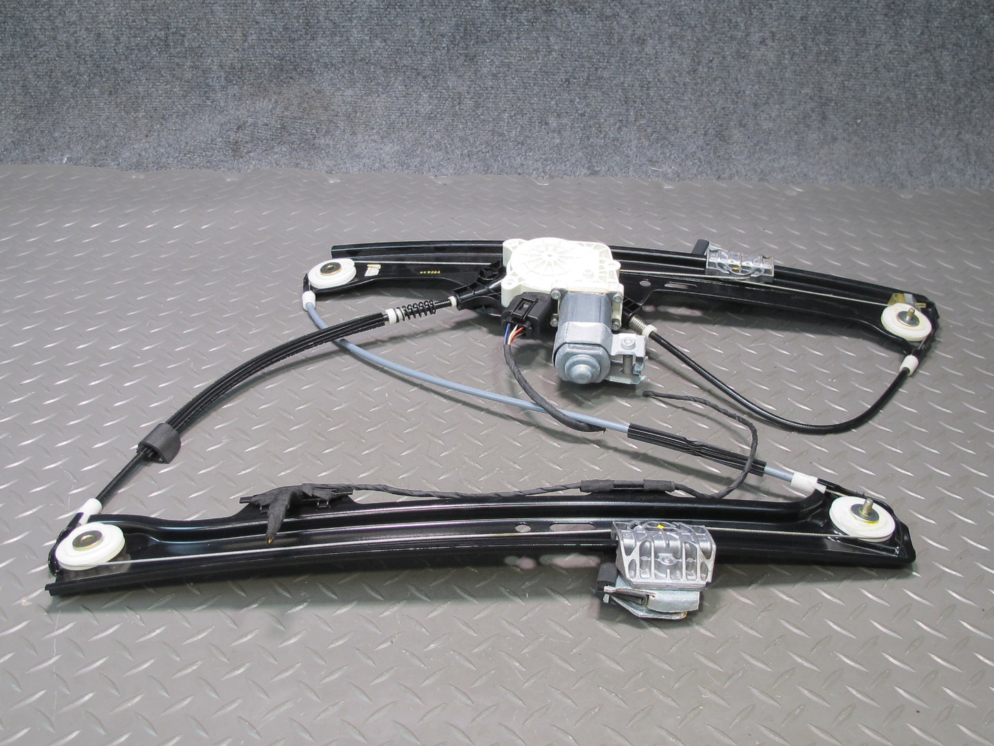 2006-2010 BMW E60 E61 M5 530i Front Right Door Window Regulator w Motor 7075668