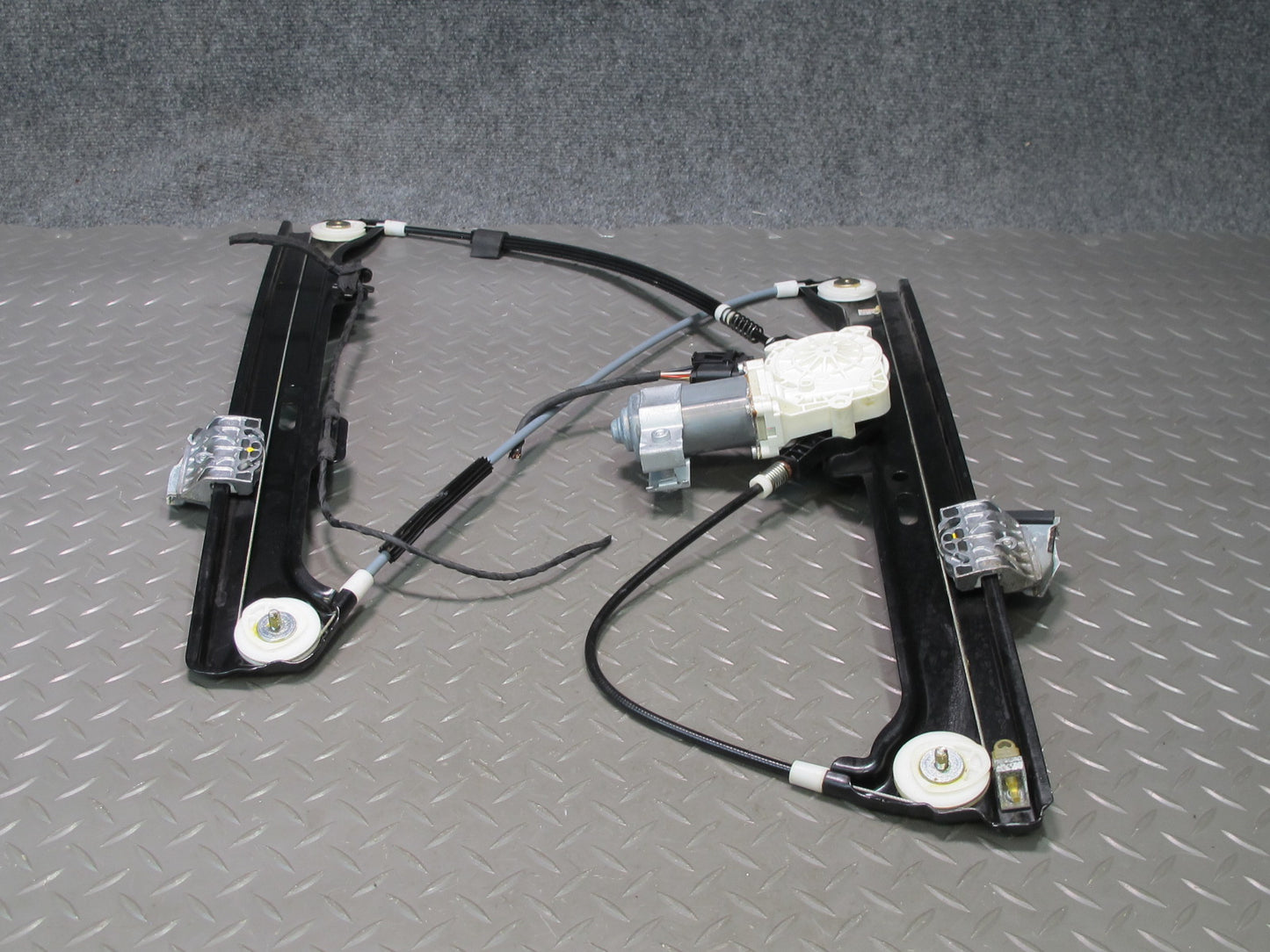 2006-2010 BMW E60 E61 M5 530i Front Right Door Window Regulator w Motor 7075668