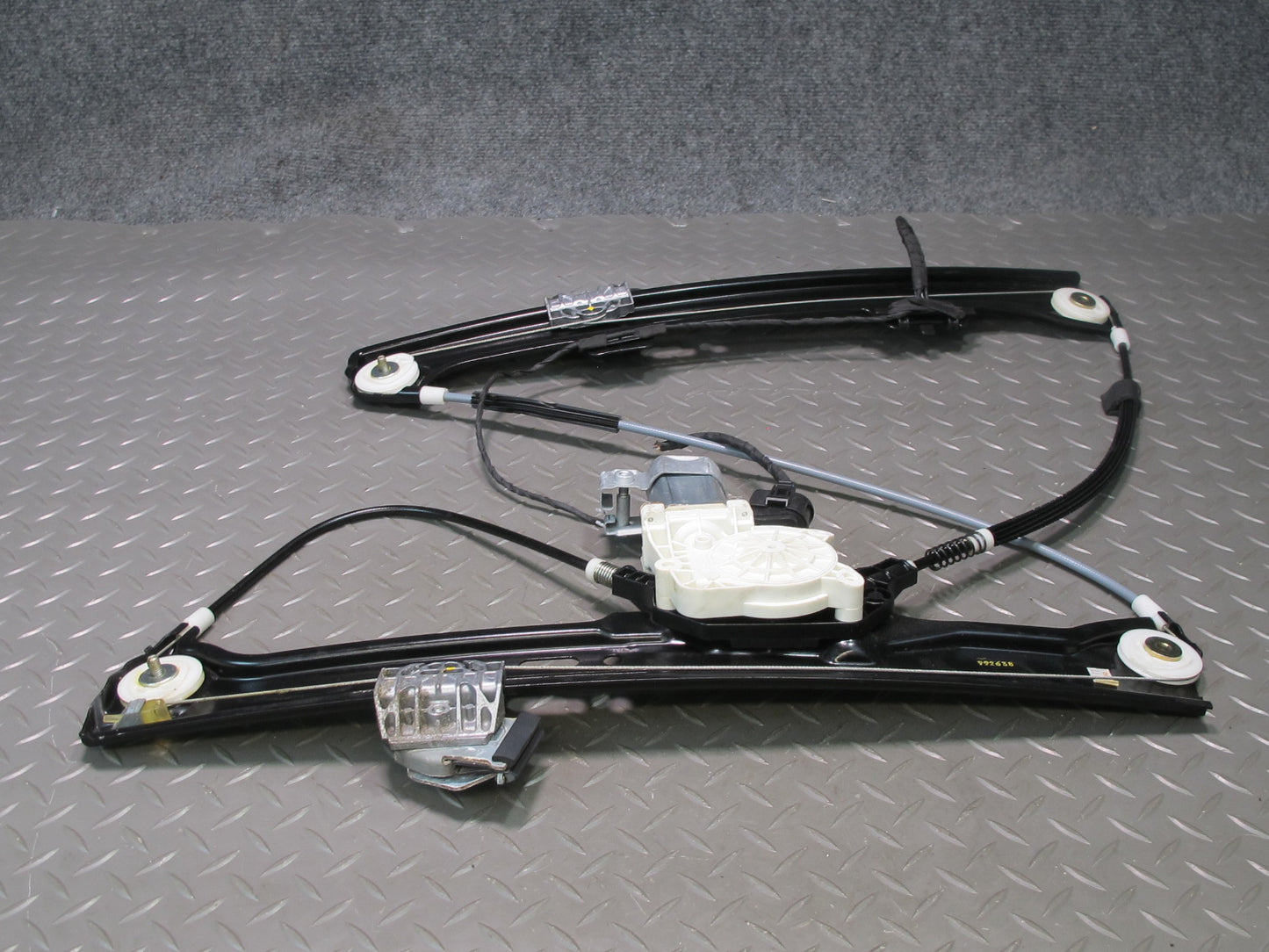 2006-2010 BMW E60 E61 M5 530i Front Right Door Window Regulator w Motor 7075668