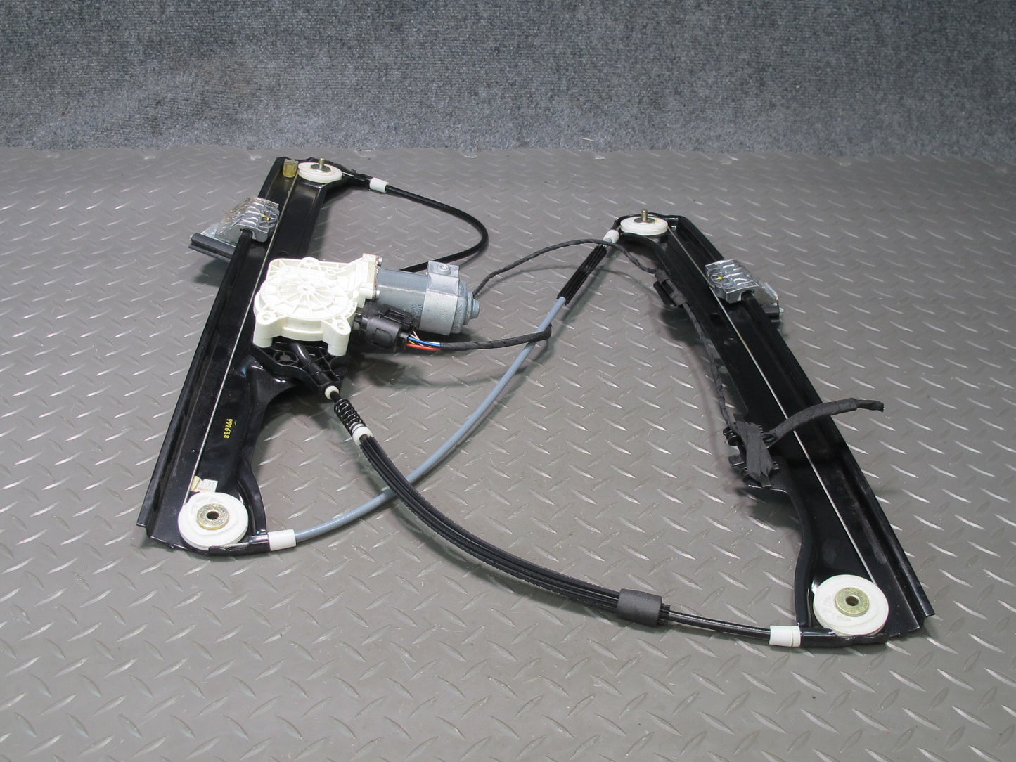 2006-2010 BMW E60 E61 M5 530i Front Right Door Window Regulator w Motor 7075668