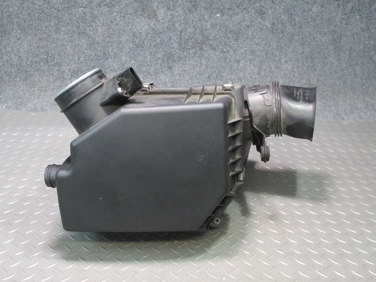 2006-2010 BMW E60 M5 Right Air Intake Cleaner Filter Box w MAF Sensor