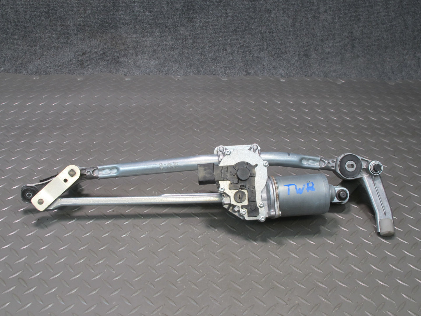 07-13 BMW E90 E92 E93 335i Wiper Transmission Linkage w Motor 7161711 OEM