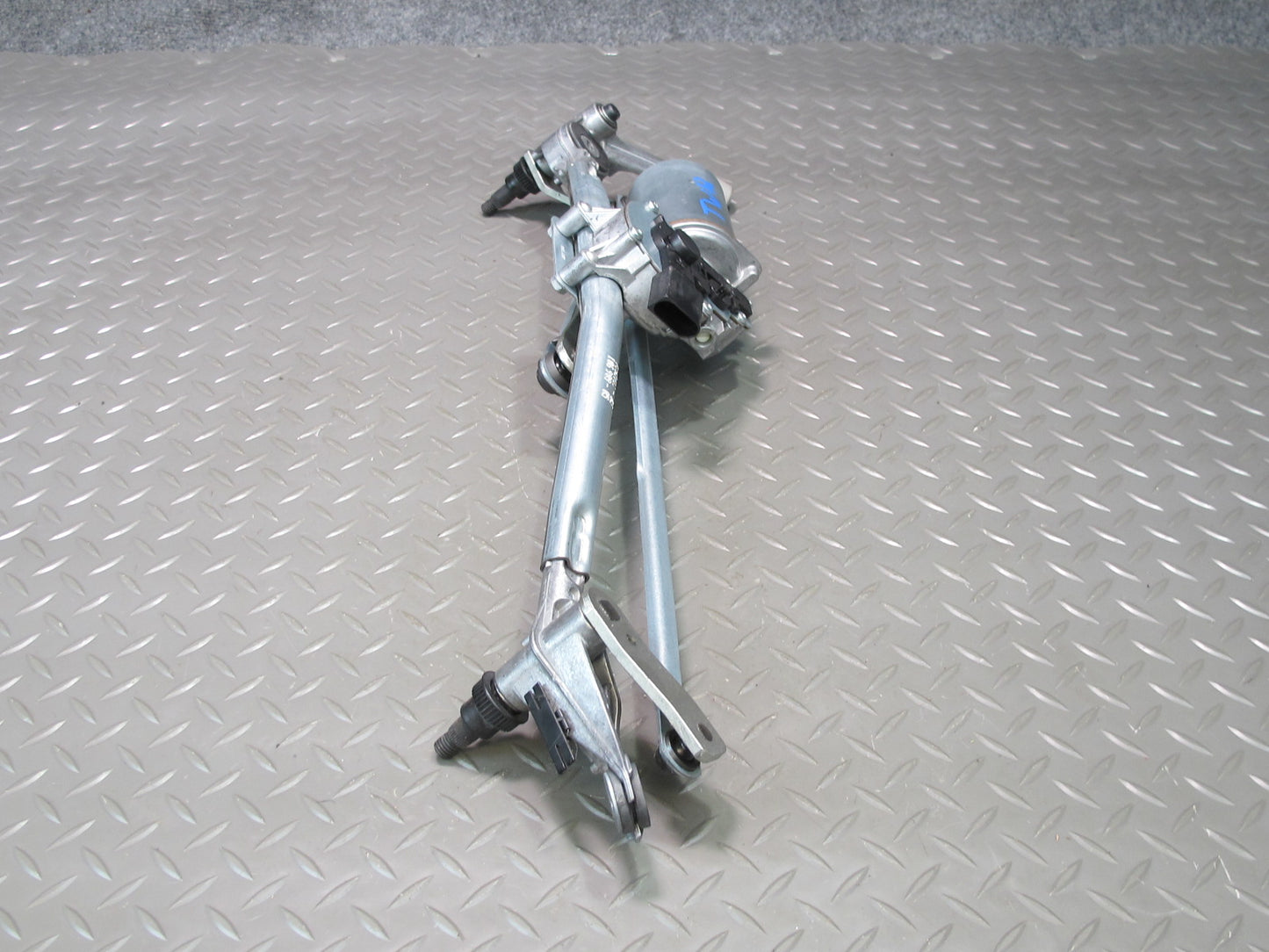 07-13 BMW E90 E92 E93 335i Wiper Transmission Linkage w Motor 7161711 OEM