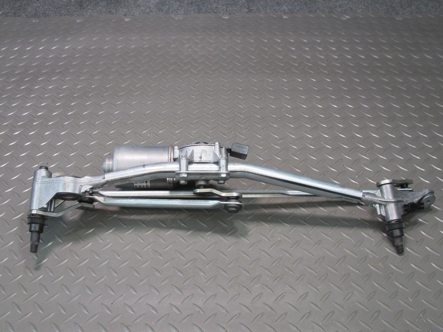 07-13 BMW E90 E92 E93 335i Wiper Transmission Linkage w Motor 7161711 OEM