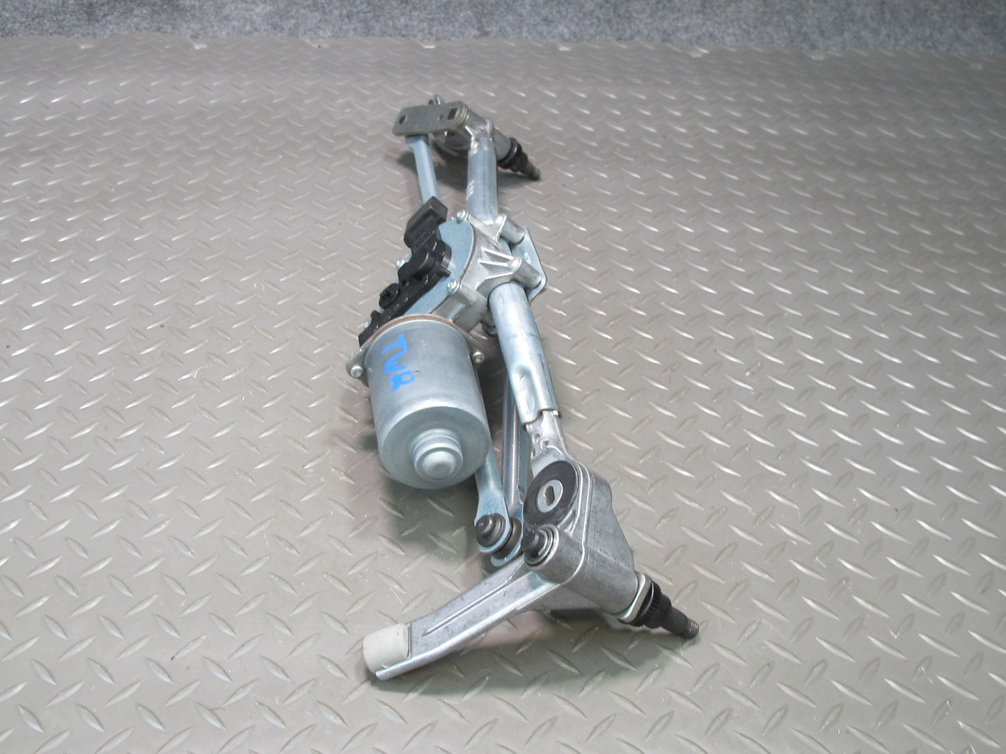 07-13 BMW E90 E92 E93 335i Wiper Transmission Linkage w Motor 7161711 OEM