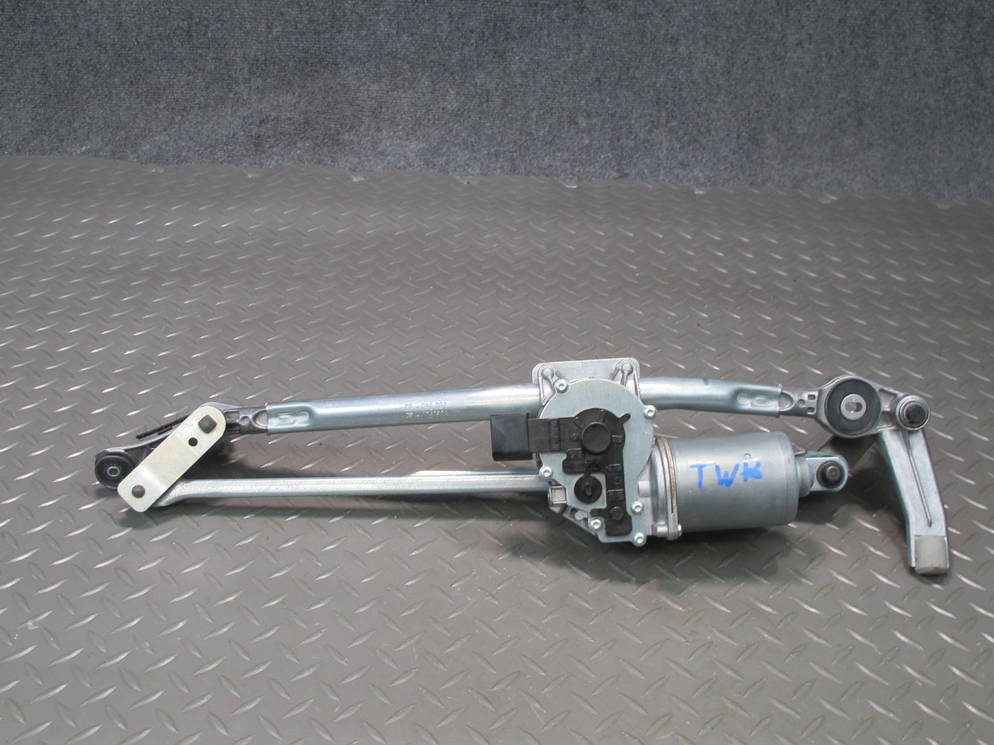 07-13 BMW E90 E92 E93 335i Wiper Transmission Linkage w Motor 7161711 OEM