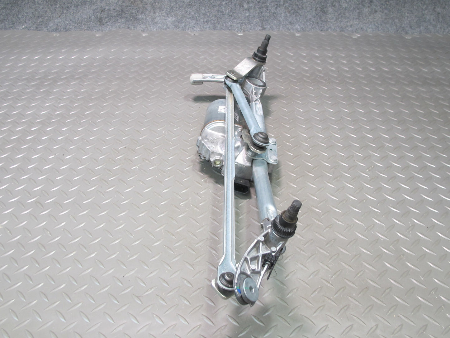 07-13 BMW E90 E92 E93 335i Wiper Transmission Linkage w Motor 7161711 OEM