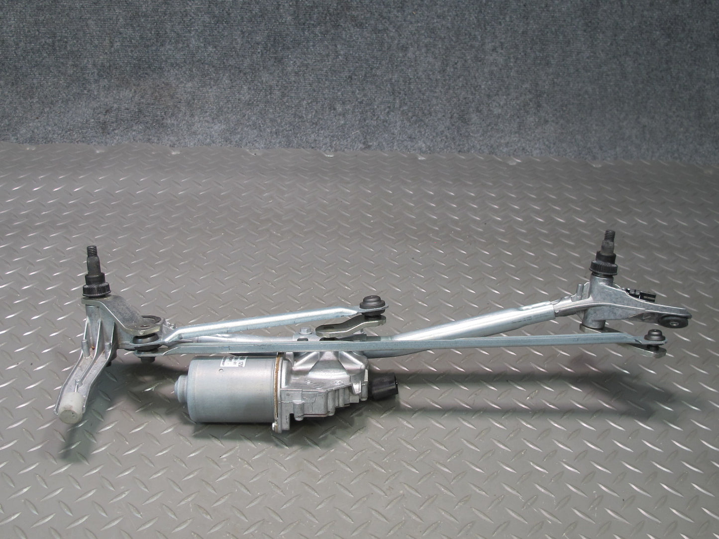 07-13 BMW E90 E92 E93 335i Wiper Transmission Linkage w Motor 7161711 OEM