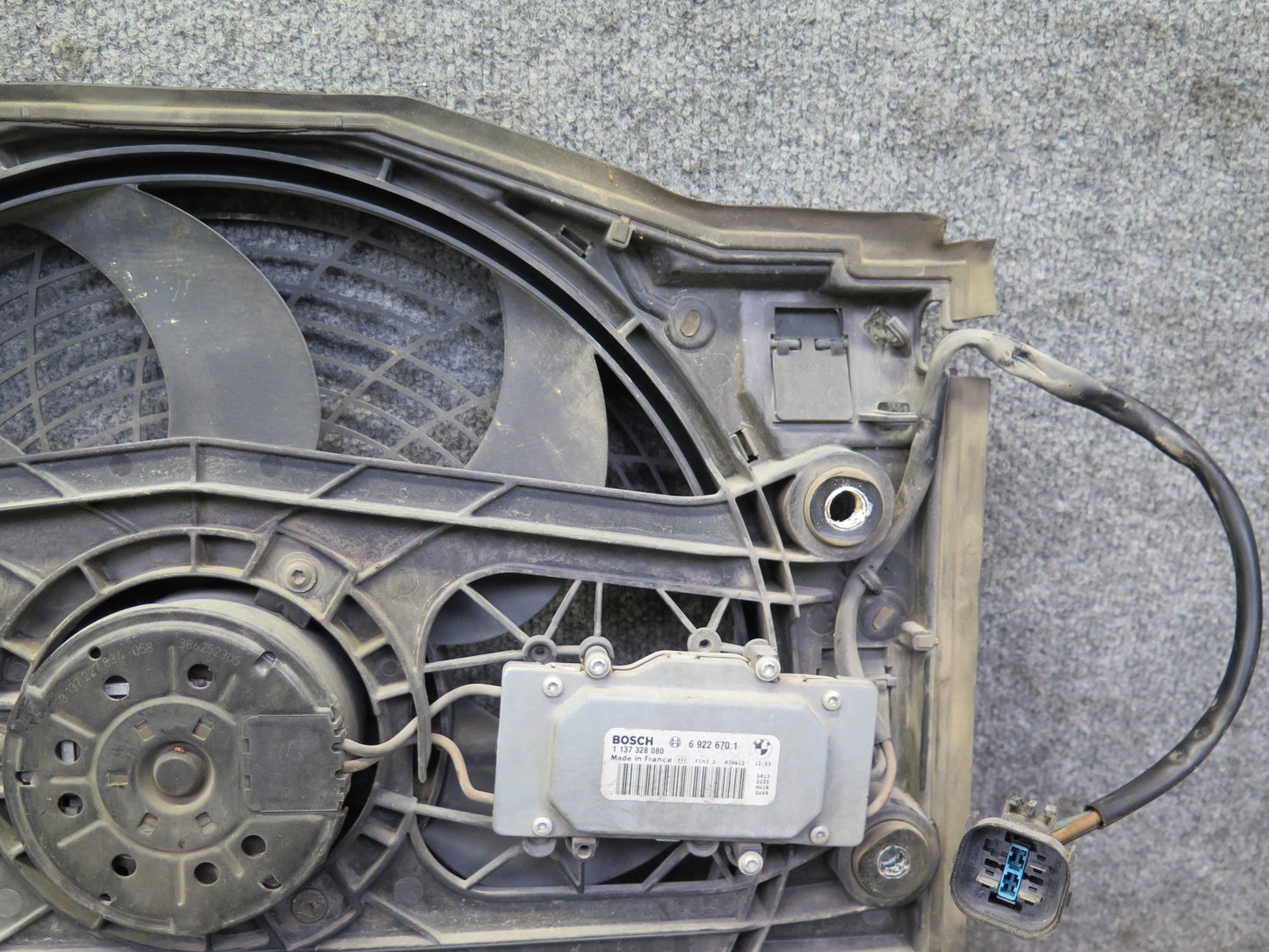 01-06 BMW E46 330i 330Ci M54 A/T Engine Cooling Fan Motor Shroud OEM