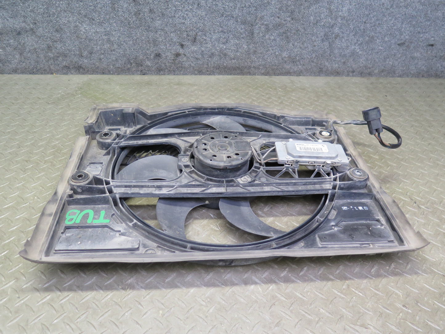 01-06 BMW E46 330i 330Ci M54 A/T Engine Cooling Fan Motor Shroud OEM