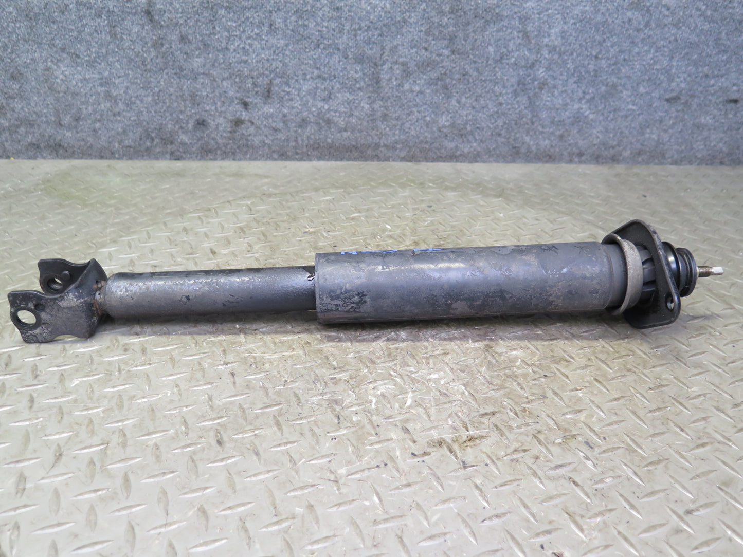 2004 Nissan Z33 350Z Convertible Set of 2 Rear Strut Shock Absorber OEM