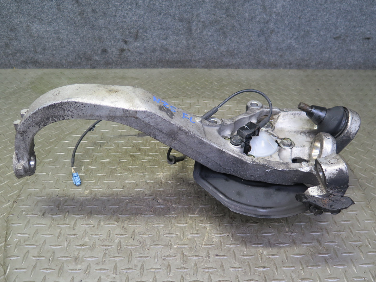 03-04 Nissan Z33 350Z Front Left Spindle Knuckle Wheel Hub Bearing 68K Miles OEM