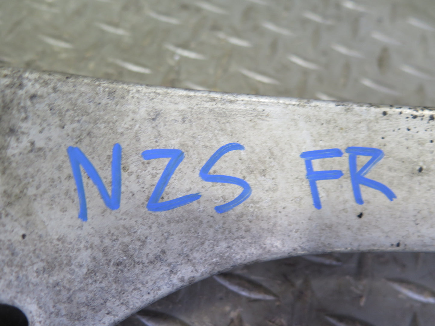 03-04 Nissan Z33 350Z Front Right Spindle Knuckle Wheel Hub Bearing 68K Mile OEM