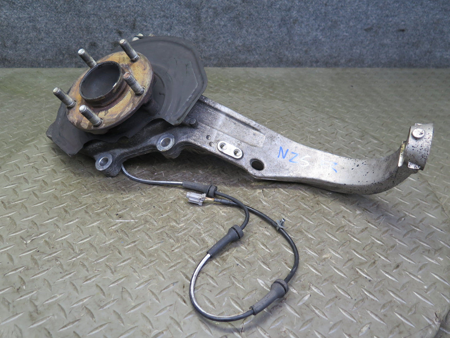 03-04 Nissan Z33 350Z Front Right Spindle Knuckle Wheel Hub Bearing 68K Mile OEM