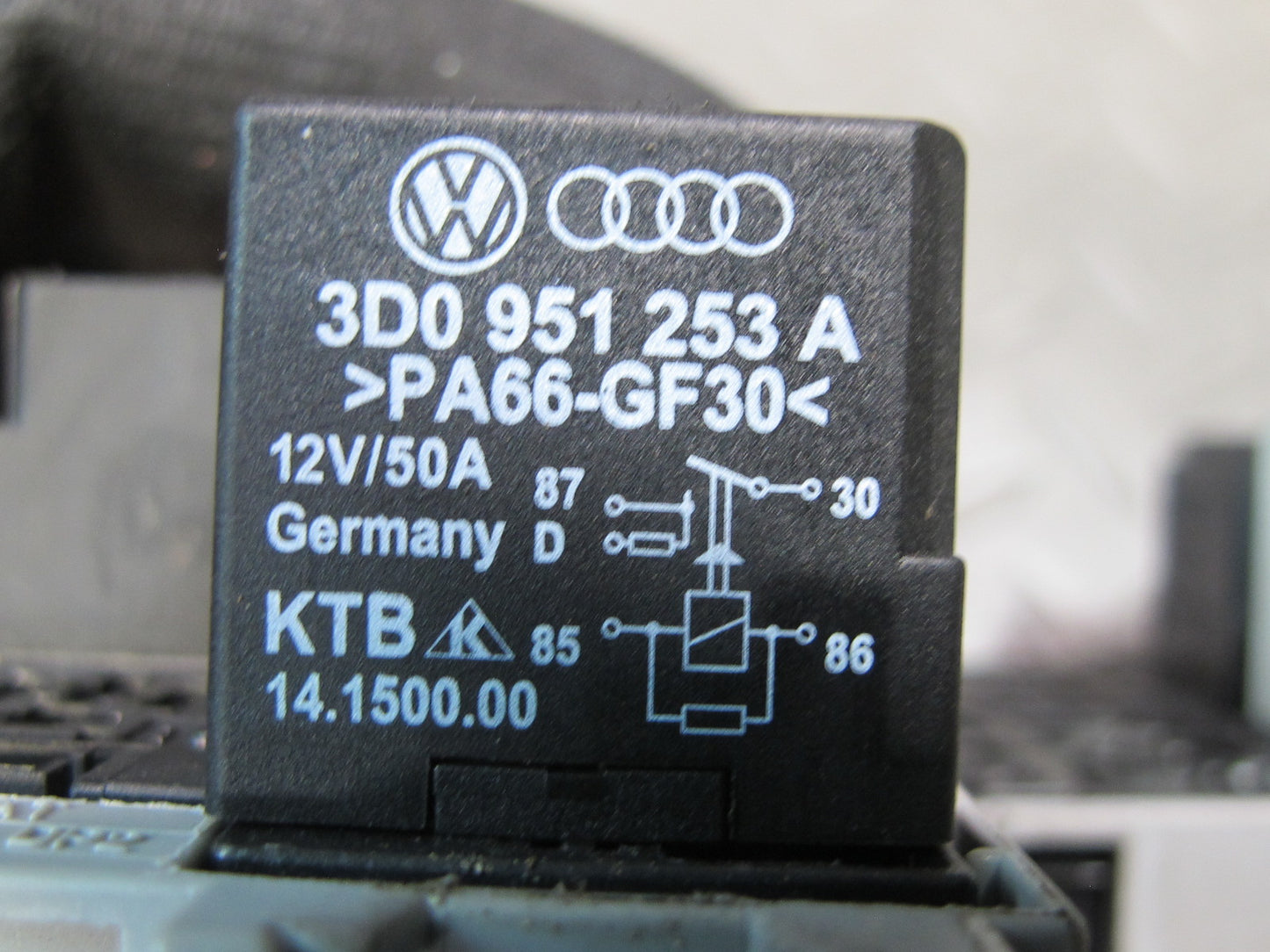 2011-2018 Porsche Cayenne 958 Fuse Relay Box Module