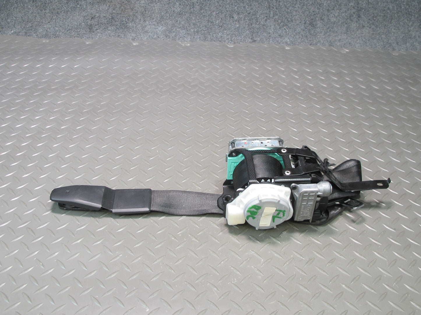 11-18 PORSCHE CAYENNE FRONT LEFT DRIVER SIDE SEATBELT RETRACTOR OEM