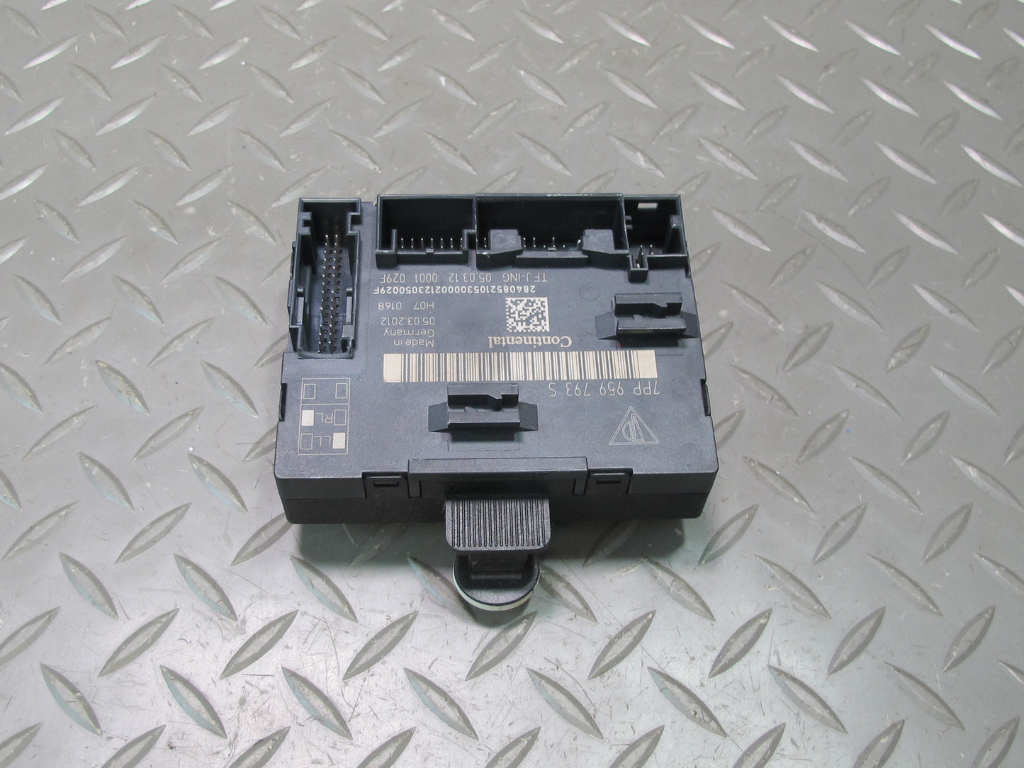 2011-2014 Porsche Cayenne 958 Front Left Side Door Control Module Unit