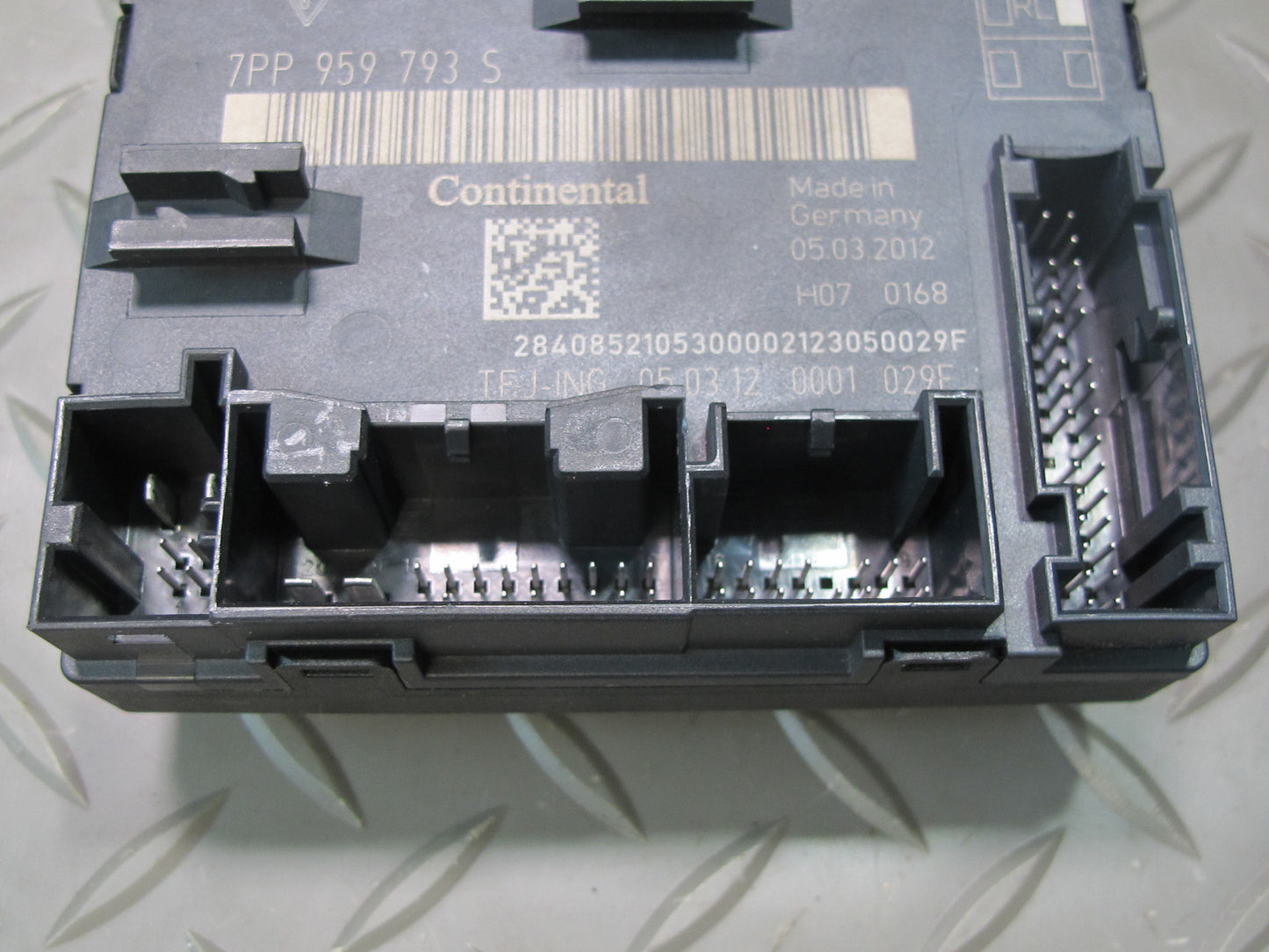 2011-2014 Porsche Cayenne 958 Front Left Side Door Control Module Unit