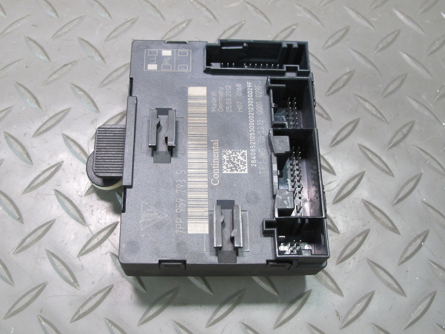 2011-2014 Porsche Cayenne 958 Front Left Side Door Control Module Unit