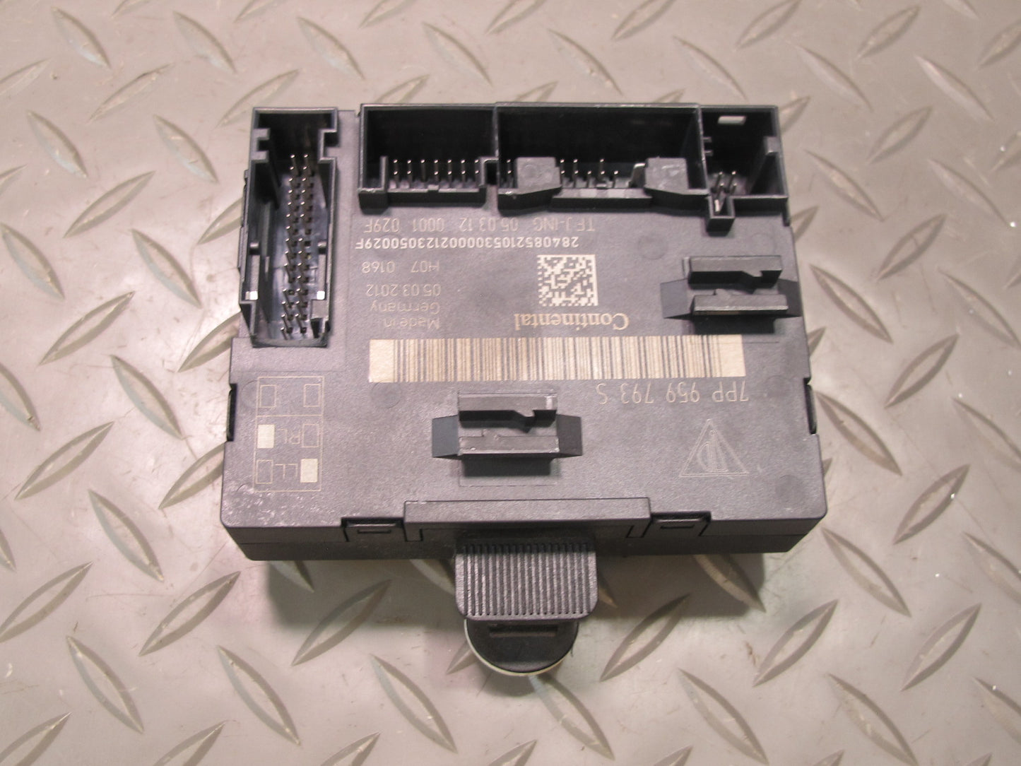 2011-2014 Porsche Cayenne 958 Front Left Side Door Control Module Unit