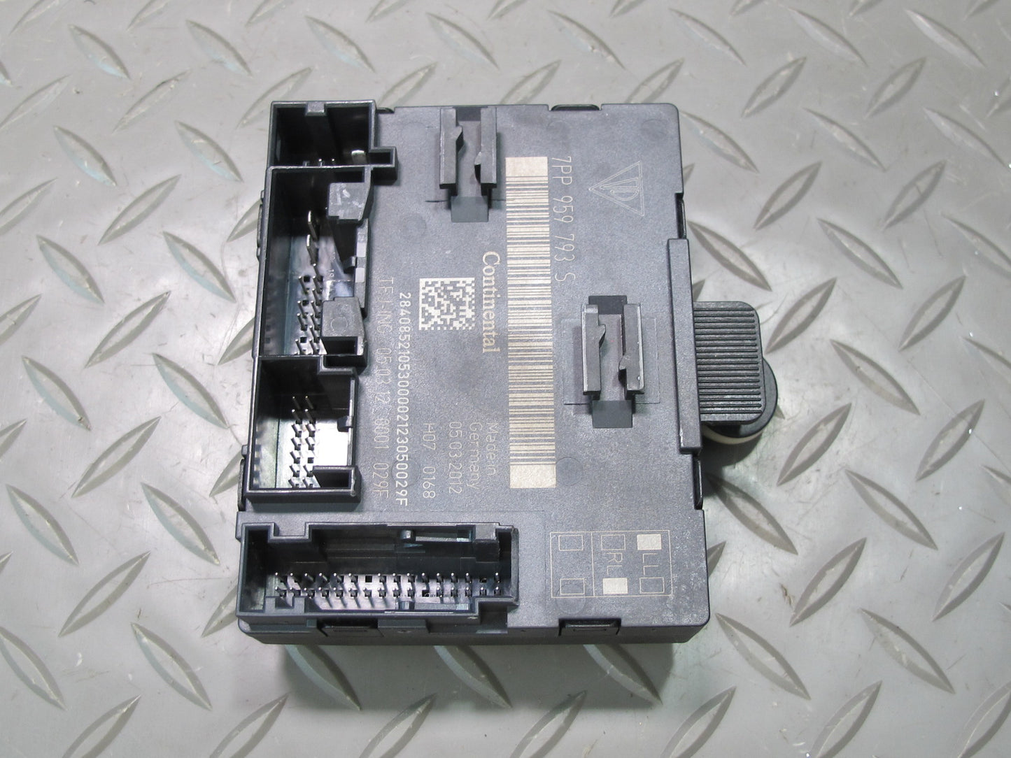 2011-2014 Porsche Cayenne 958 Front Left Side Door Control Module Unit