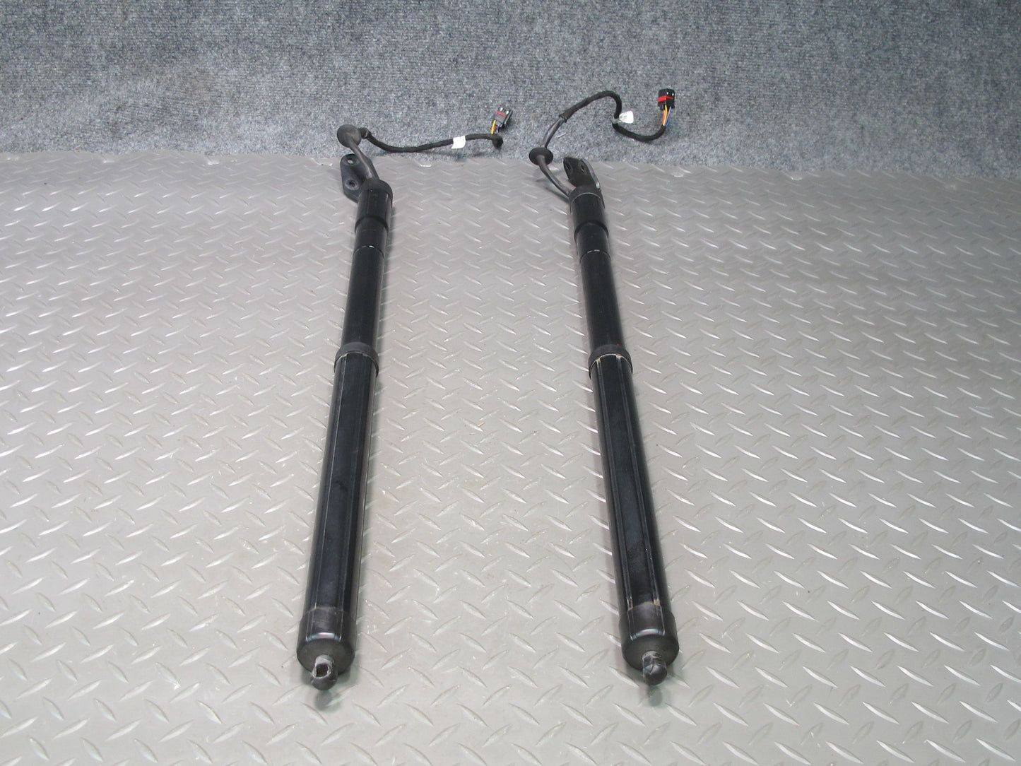 2011-2014 Porsche Cayenne 958 Rear Trunk Hatch Strut Shock Left Right Side Set