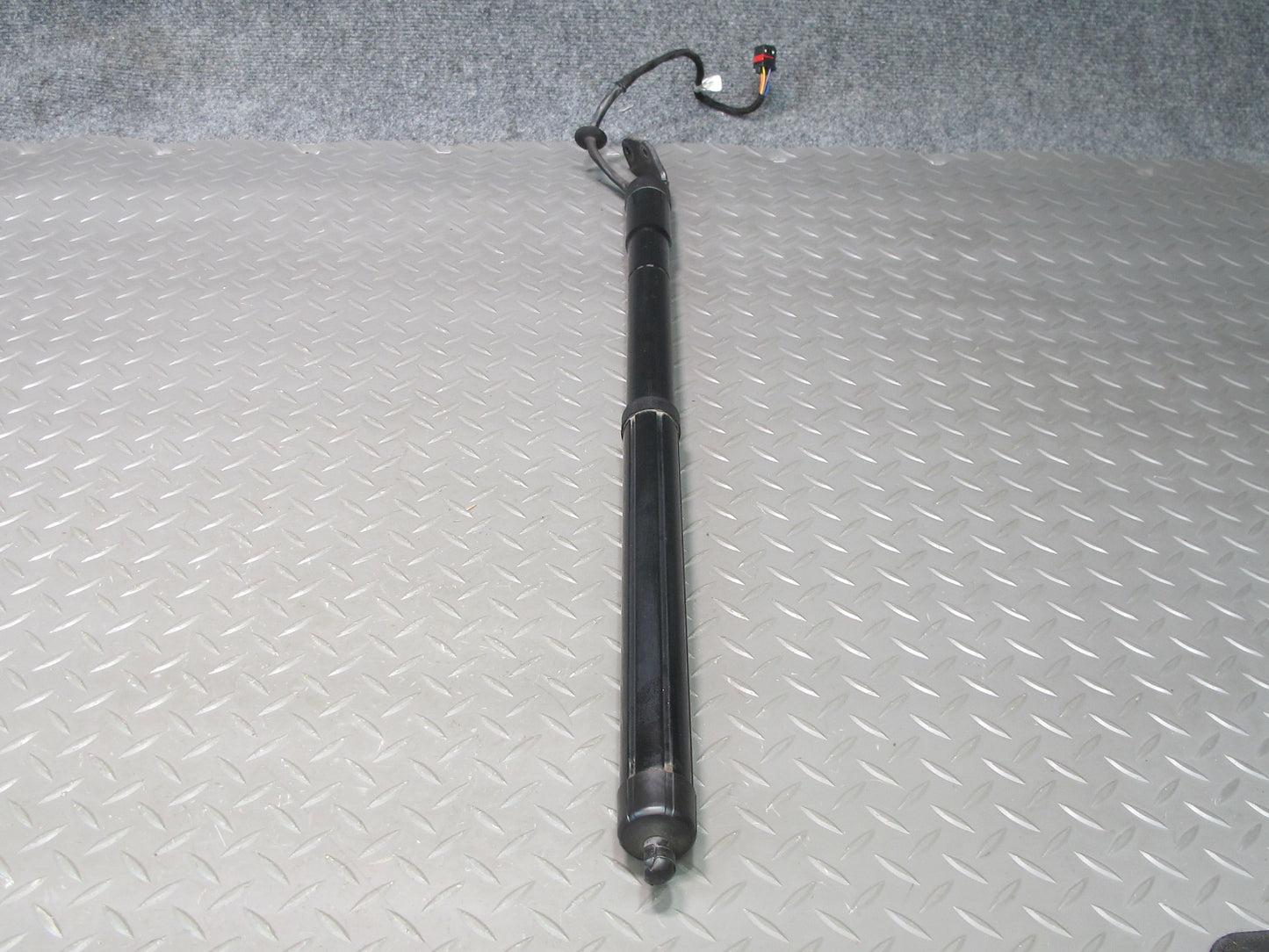 2011-2014 Porsche Cayenne 958 Rear Trunk Hatch Strut Shock Left Right Side Set