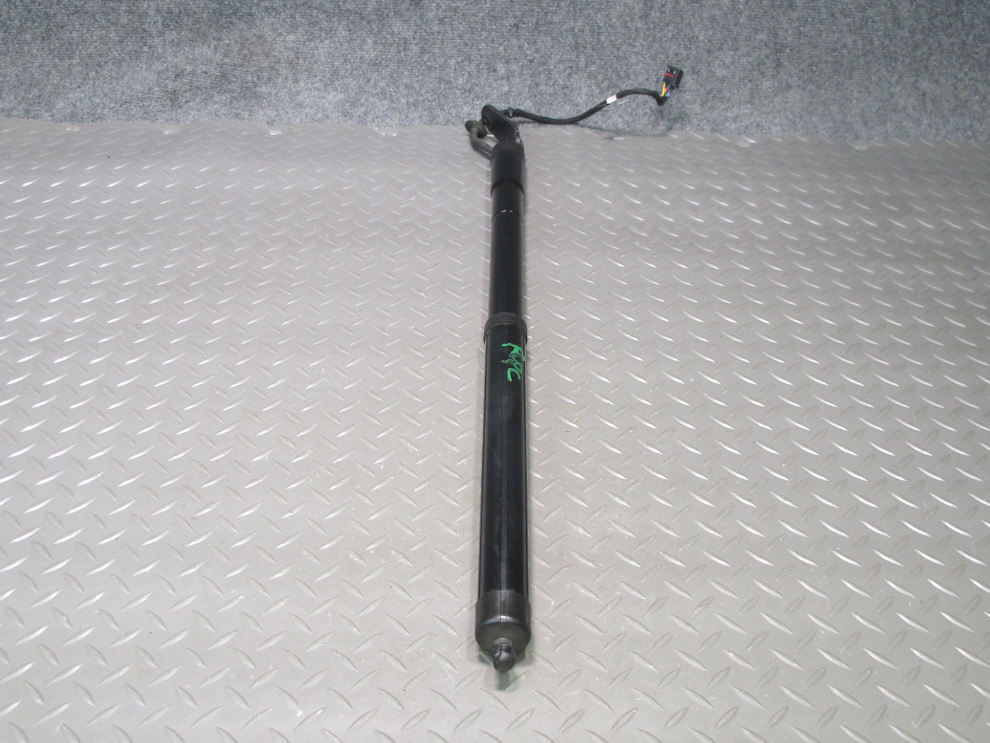 2011-2014 Porsche Cayenne 958 Rear Trunk Hatch Strut Shock Left Right Side Set