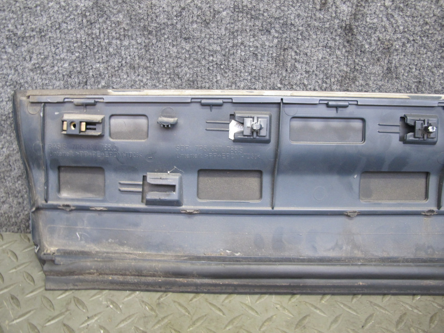 2011-2018 Porsche Cayenne 958 Front Right Pass Side Lower Door Molding Blade