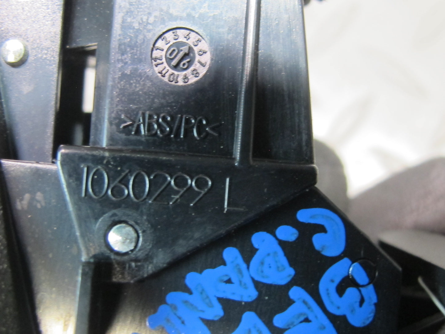 2006-2010 BMW E60 M5 535i Center Console Armrest Lock Button Mechanism