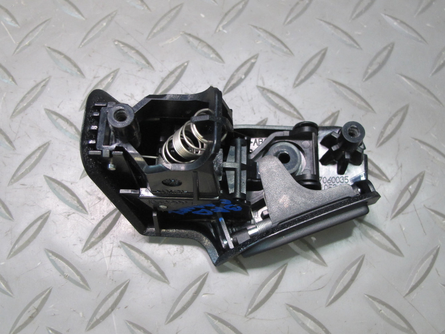 2006-2010 BMW E60 M5 535i Center Console Armrest Lock Button Mechanism