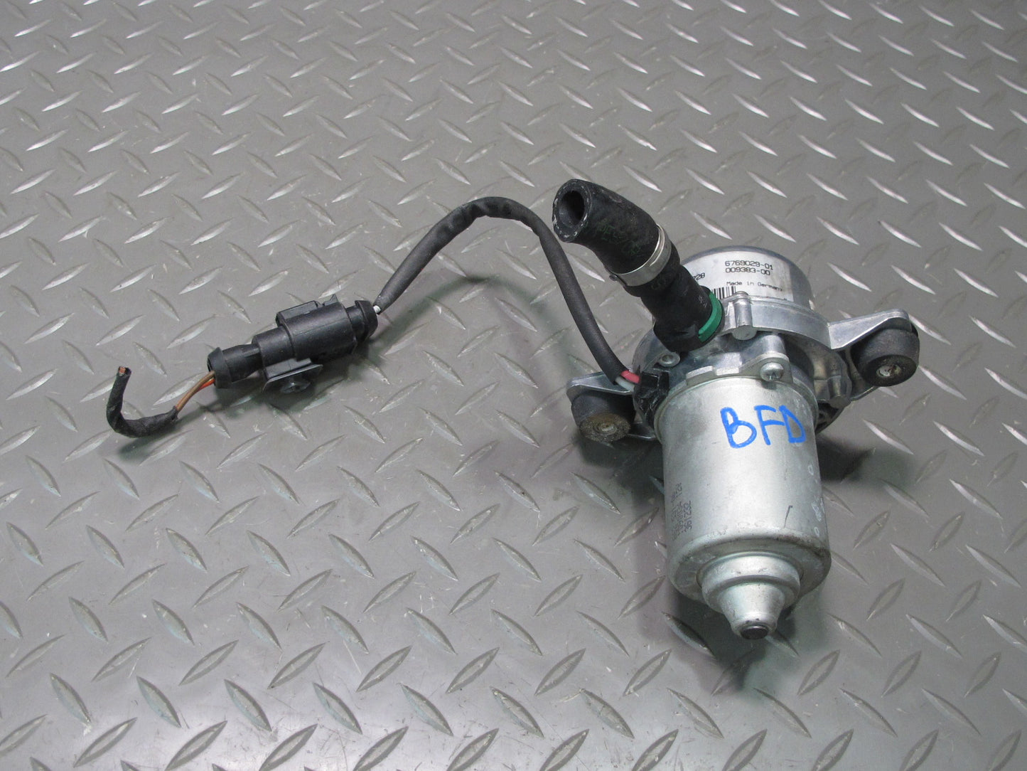 2006-2010 BMW E60 M5 M6 Power Brake Booster Vacuum Pump Motor 6769029