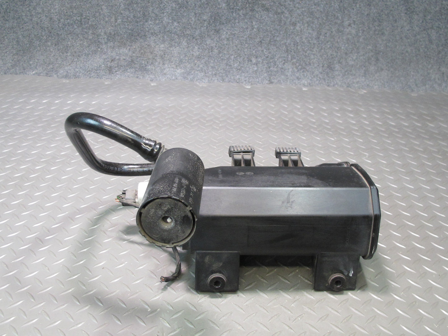 2006-2010 BMW E60 M5 535i Fuel Evap Vapor Charcoal Canister w Filter