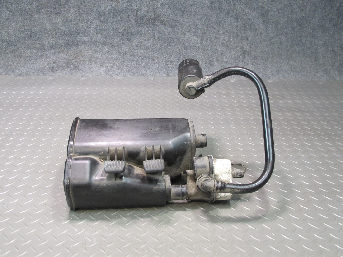 2006-2010 BMW E60 M5 535i Fuel Evap Vapor Charcoal Canister w Filter