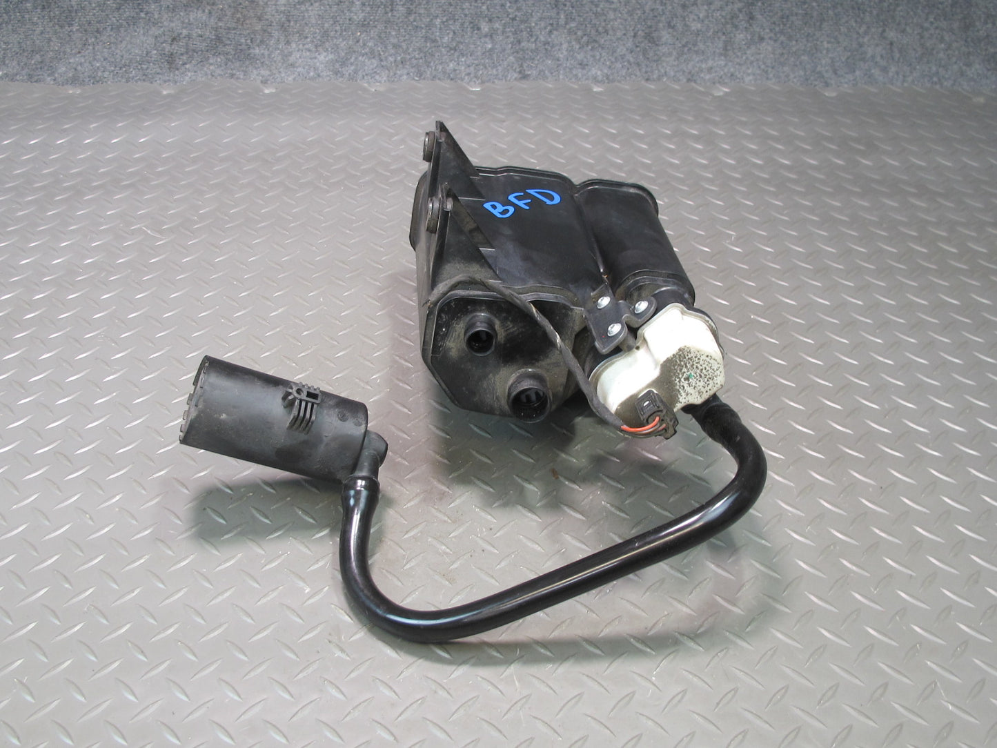2006-2010 BMW E60 M5 535i Fuel Evap Vapor Charcoal Canister w Filter