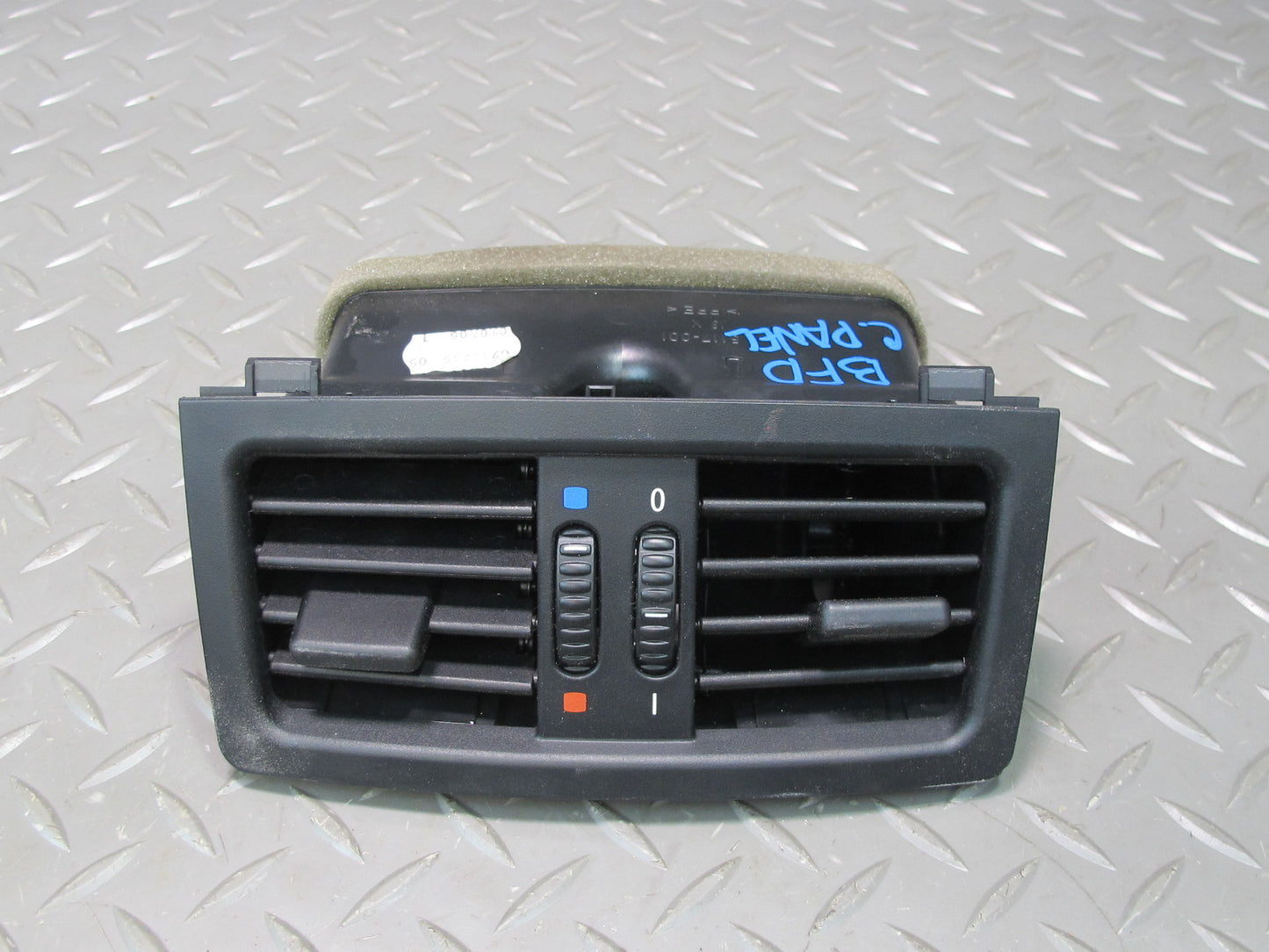 2006-2010 BMW E60 M5 535i Rear Center Console A/C Air Vent Grille 7129556