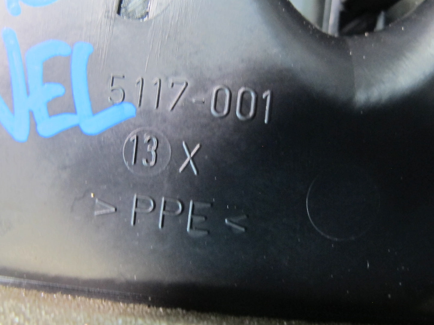 2006-2010 BMW E60 M5 535i Rear Center Console A/C Air Vent Grille 7129556