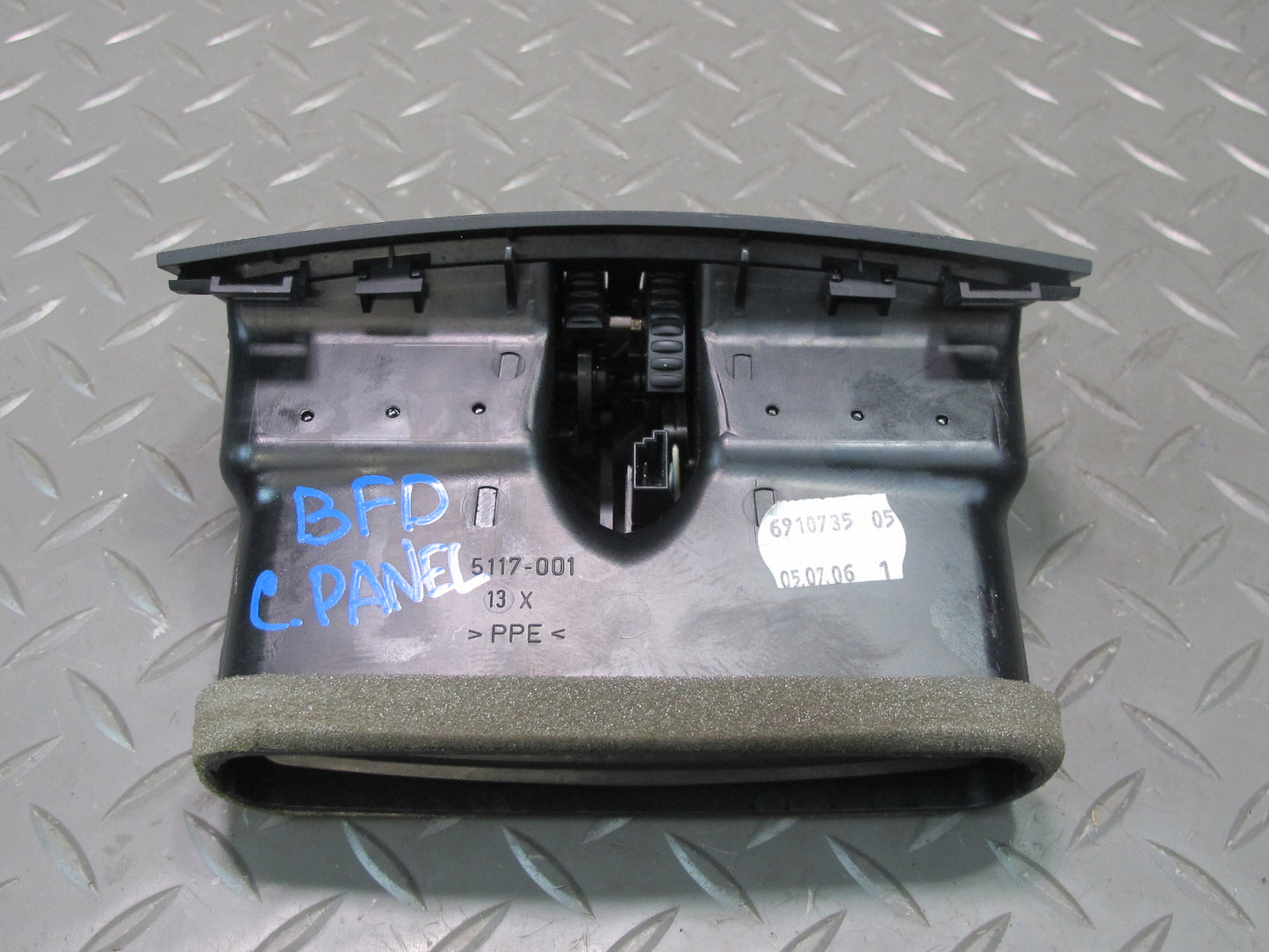 2006-2010 BMW E60 M5 535i Rear Center Console A/C Air Vent Grille 7129556