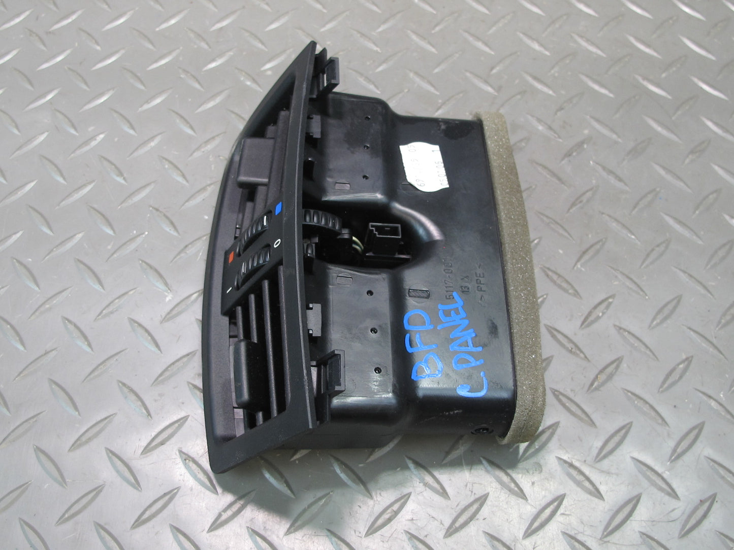 2006-2010 BMW E60 M5 535i Rear Center Console A/C Air Vent Grille 7129556