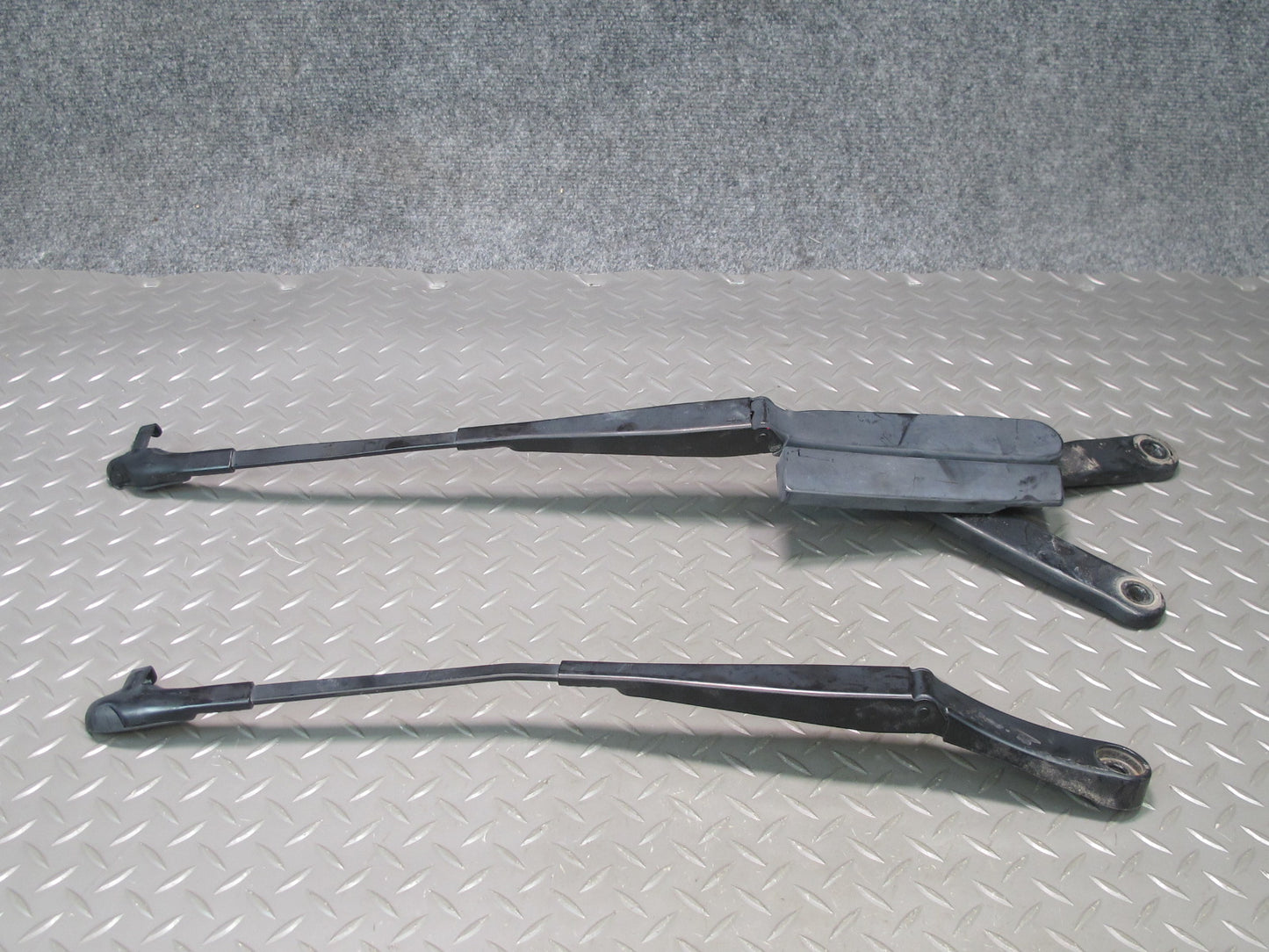 2011-2018 Porsche Cayenne 958 Front Right & Left Side Windshield Wiper Arm Set