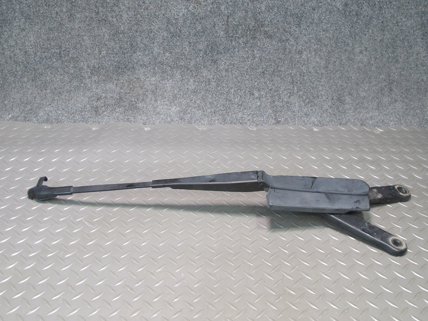 2011-2018 Porsche Cayenne 958 Front Right & Left Side Windshield Wiper Arm Set