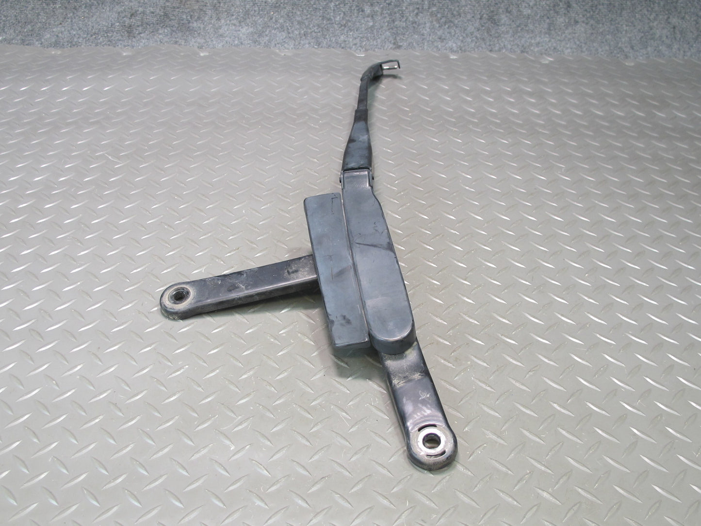 2011-2018 Porsche Cayenne 958 Front Right & Left Side Windshield Wiper Arm Set
