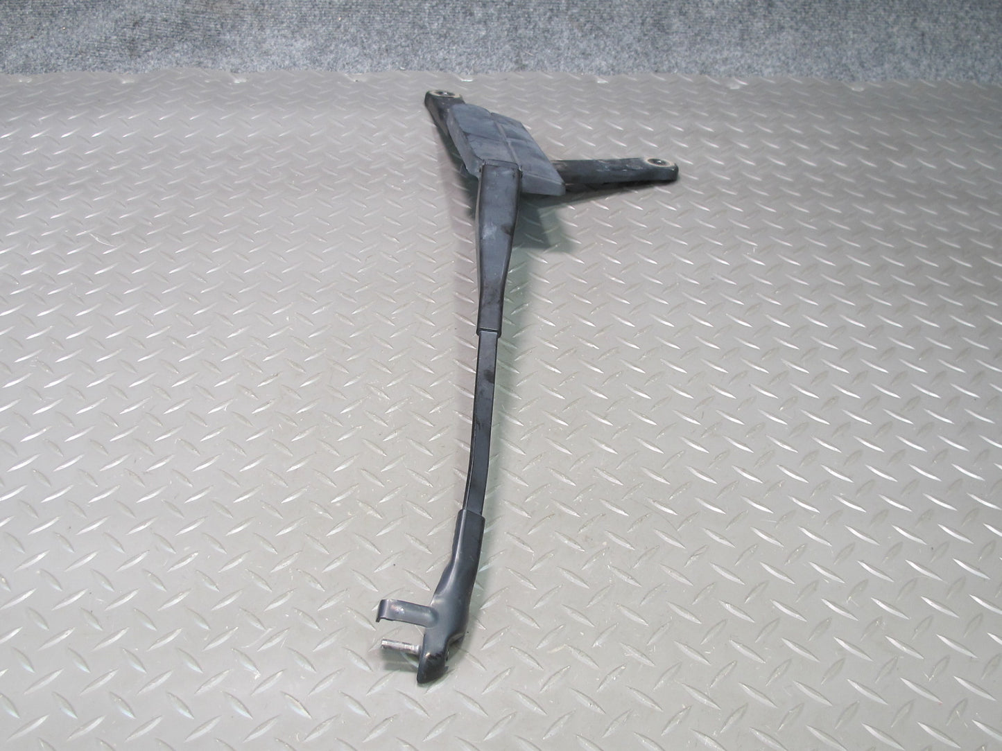 2011-2018 Porsche Cayenne 958 Front Right & Left Side Windshield Wiper Arm Set
