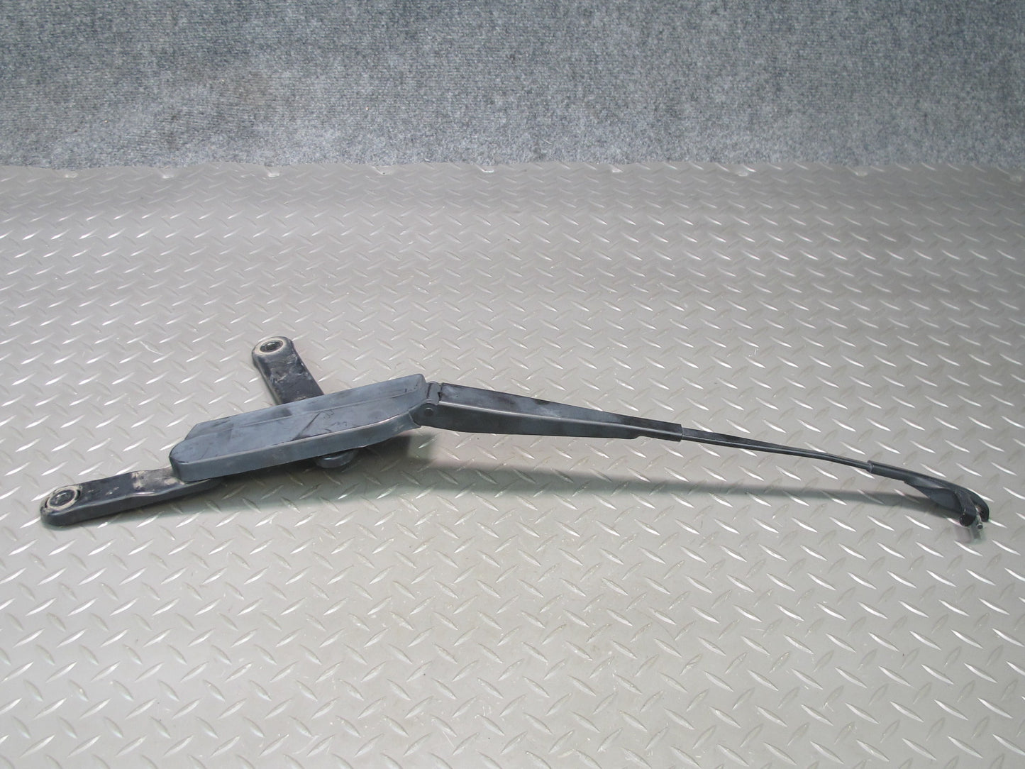 2011-2018 Porsche Cayenne 958 Front Right & Left Side Windshield Wiper Arm Set